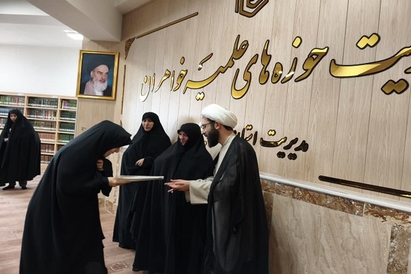 بانوان مبلّغ آموزههای قرآن را محور اصلی تبلیغ قرار دهند