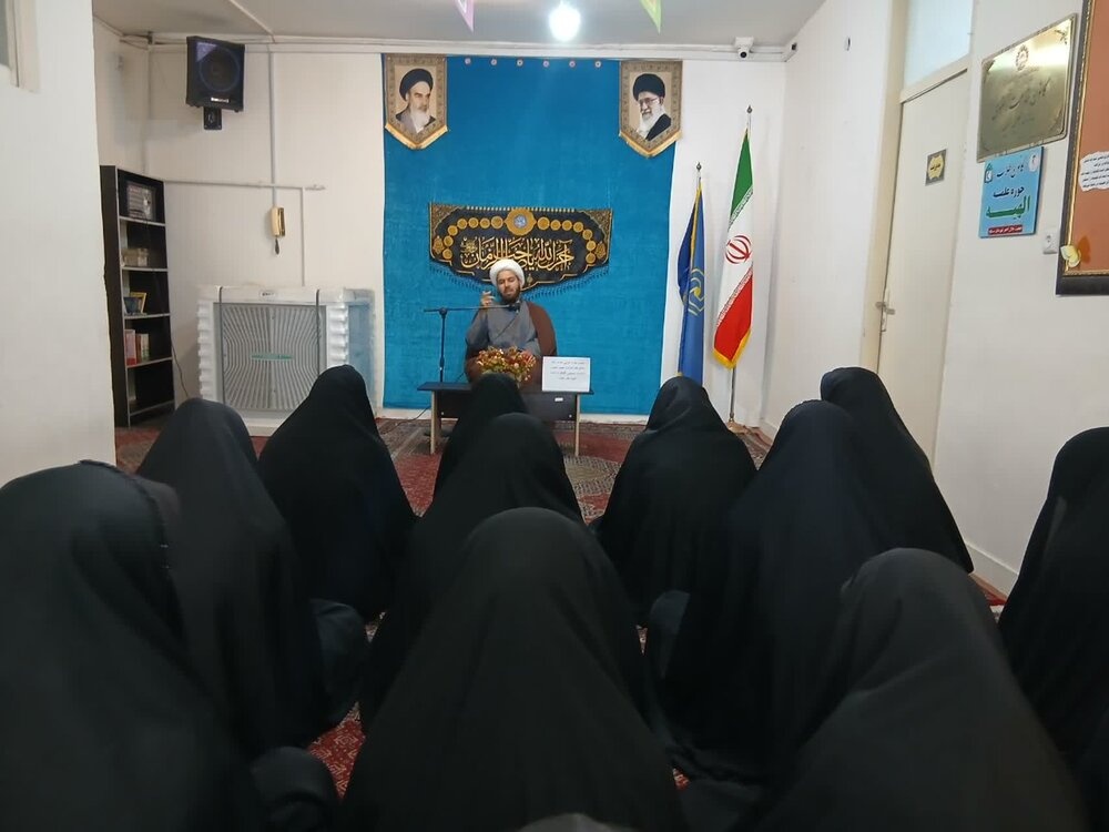 برگزاری نشست دانش‌افزایی معارف امام صادق (ع) در مدرسه علمیه الهیه ساوه