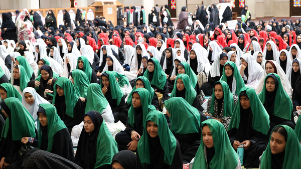 دختران شیرازی شاهچراغ (ع) را قُرق کردند