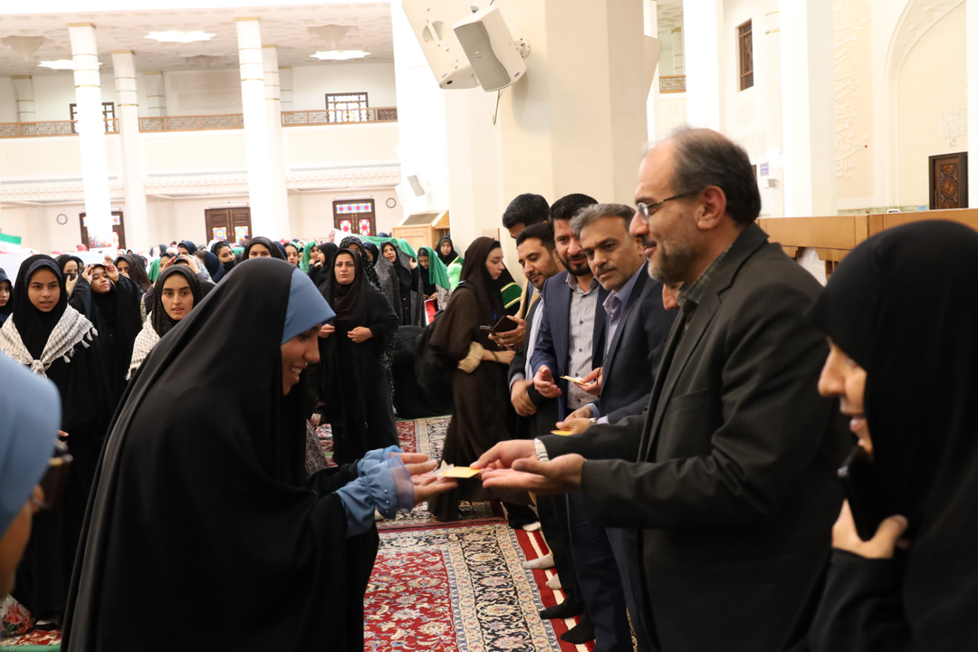 دختران شیرازی شاهچراغ (ع) را قُرق کردند