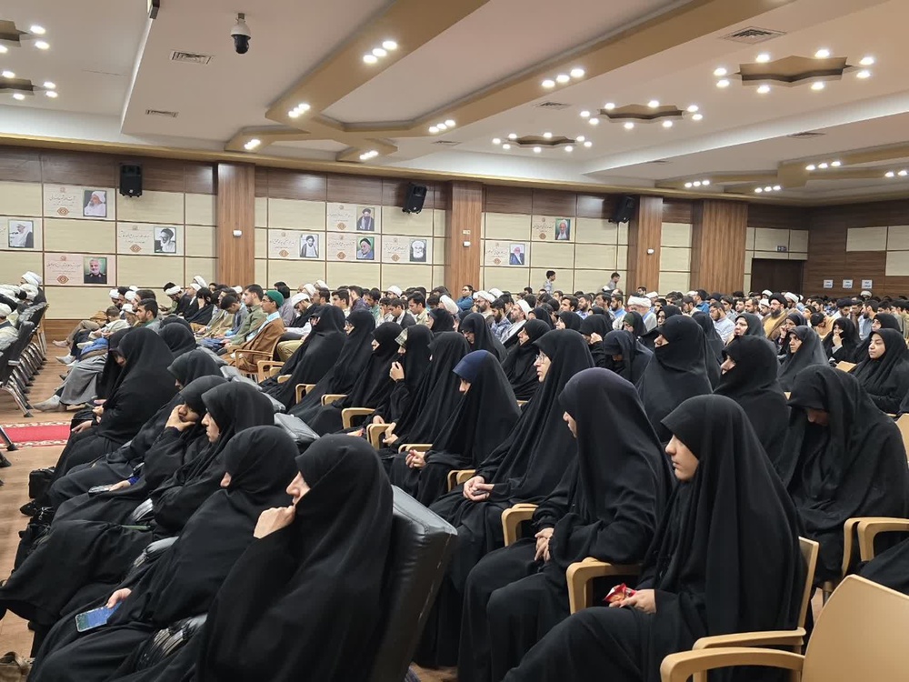 تصاویر/حضور پرشور بانوان حوزوی و کارکنان مدیریت حوزه علمیه خواهران یزد در همایش بین المللی یکصدمین سالگشت باز تأسیس حوزه علمیه قم
