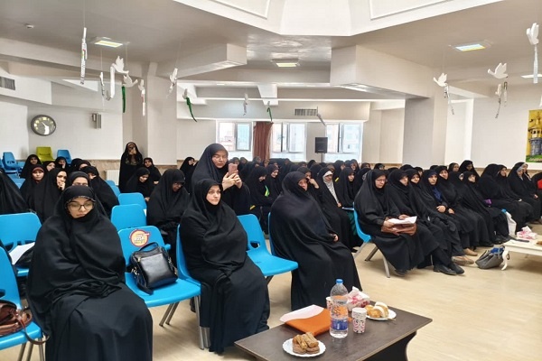 بانوان طلبه با تسلط بر تحولات فکری نقش هدایت‌گری‌شان را ایفا کنند