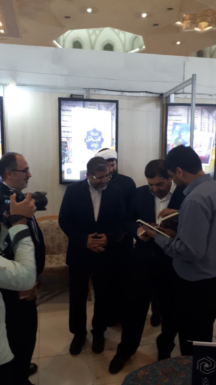 بازدید مشاور رهبر معظم انقلاب از غرفه مرکز نشر هاجر