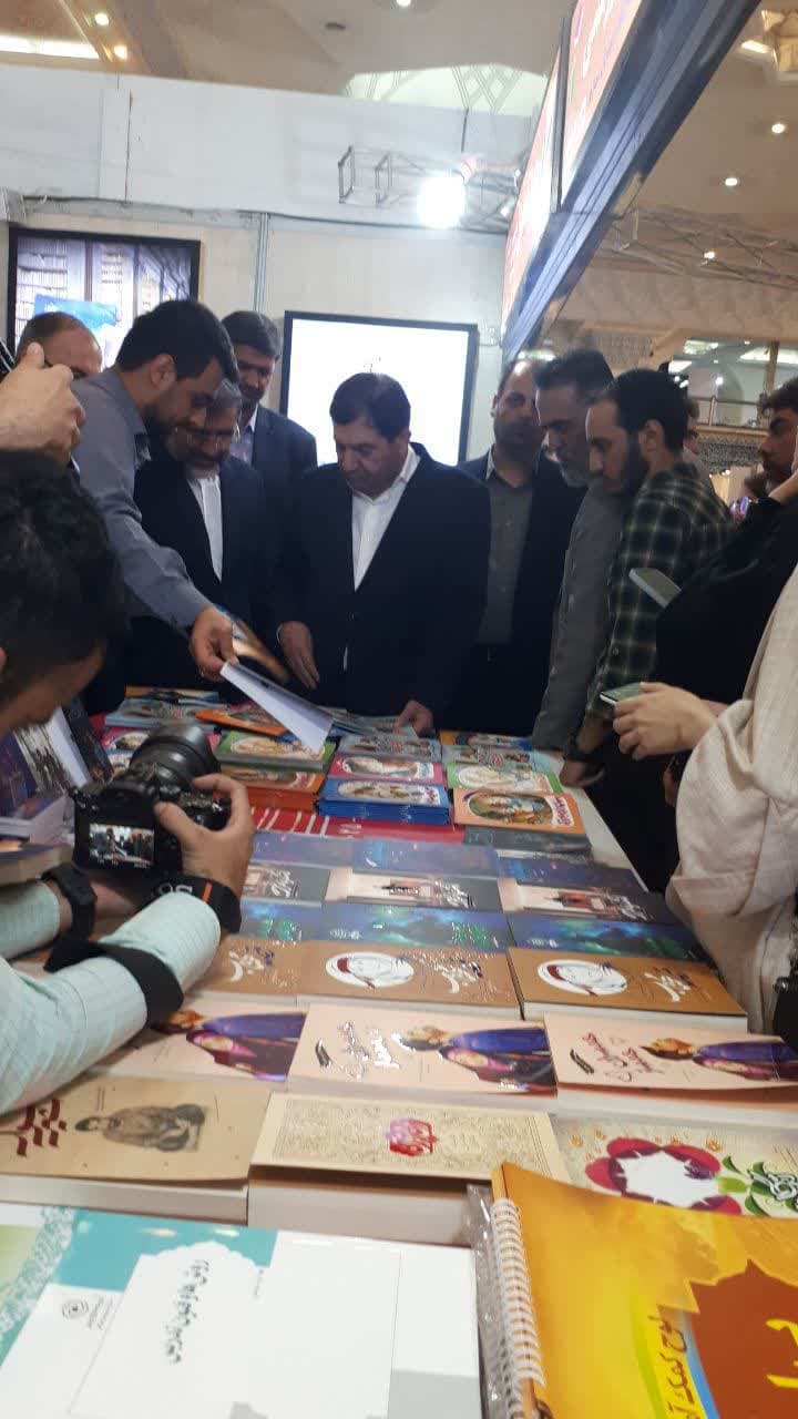 بازدید مشاور رهبر معظم انقلاب از غرفه مرکز نشر هاجر