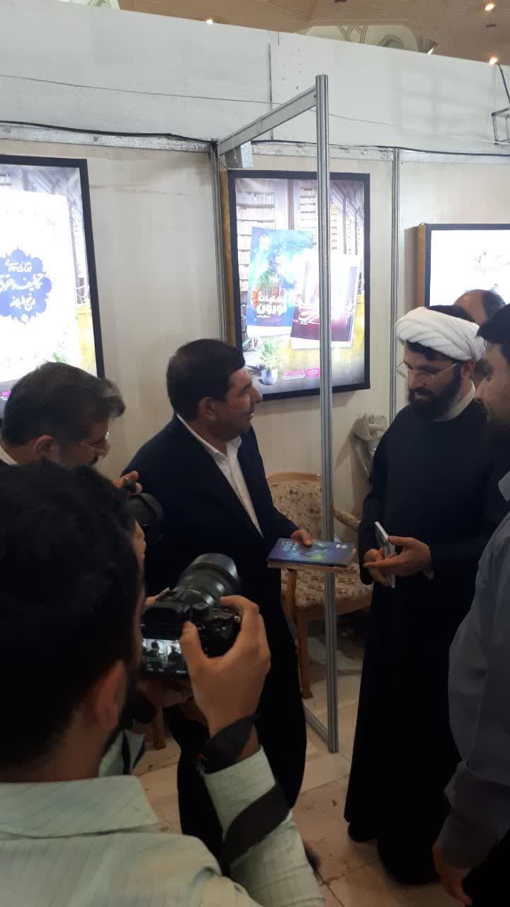 بازدید مشاور رهبر معظم انقلاب از غرفه مرکز نشر هاجر