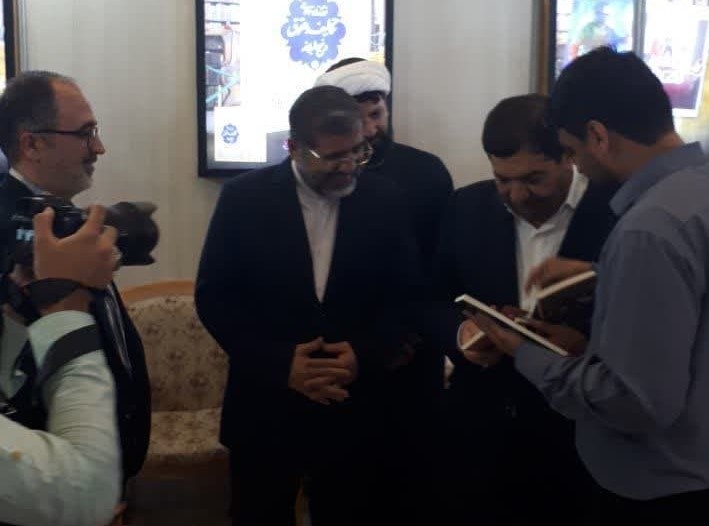 بازدید مشاور رهبر معظم انقلاب از غرفه مرکز نشر هاجر