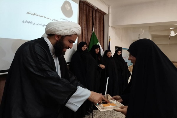 بانوان طلبه شخصیت علمی را در وجود خود نهادینه کنند