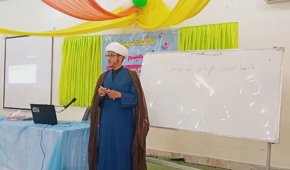 با نشر فضائل امیرالمومنین و اهل بیت(علیهم السلام) الگوهای حقیقی را به مردم معرفی کنیم.