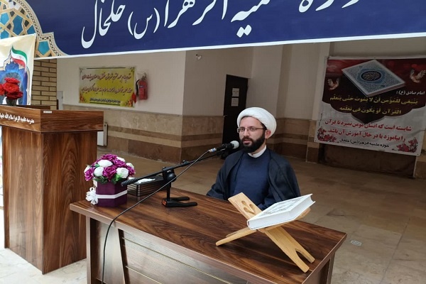 بانوان طلبه شرایط بهرهمندی از نصرت الهی را برای مردم تبیین کنند