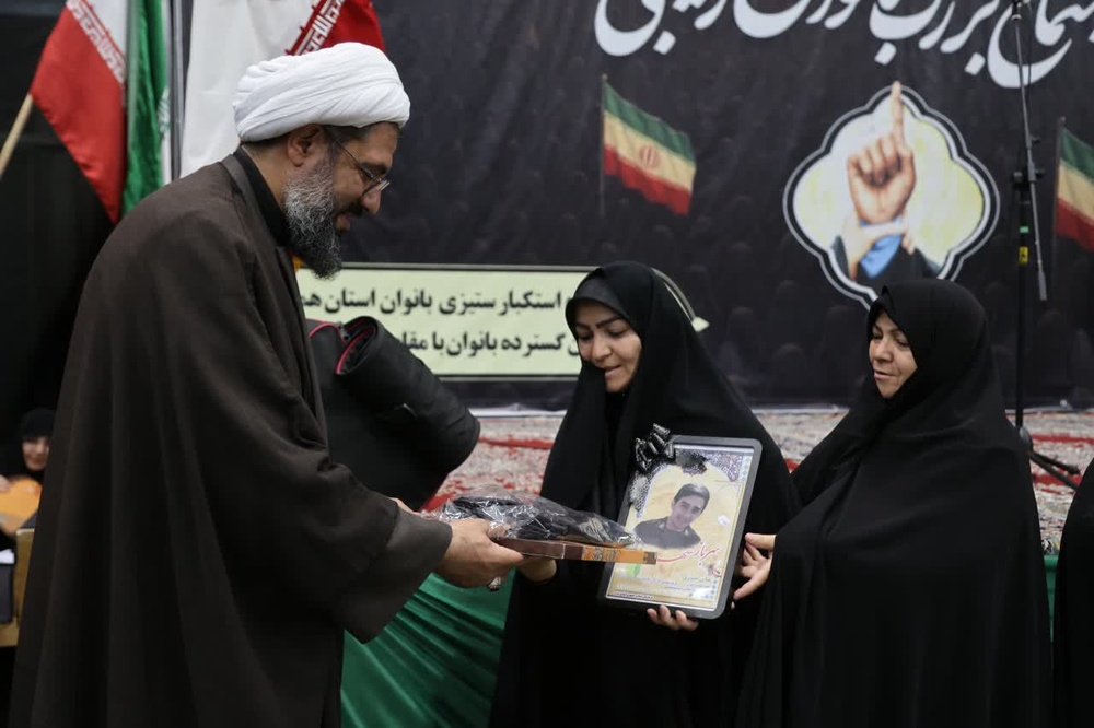 نگاه زینبی رمز پیروزی جریان حق است