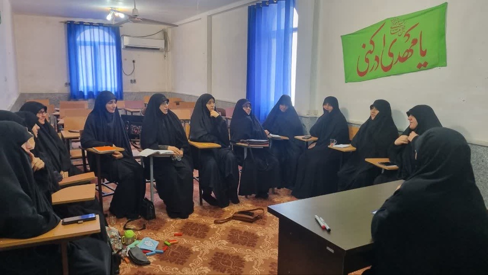 نشست هماندیشی طلاب سخنران و مداح در حوزه علمیه حضرت خدیجه(س) با محوریت جهاد تبیین و ارتقای تبلیغ دینی