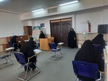 تصاویر/برگزاری آزمون ورودی حوزه‌های علمیه خواهران در مدارس علمیه استان مرکزی