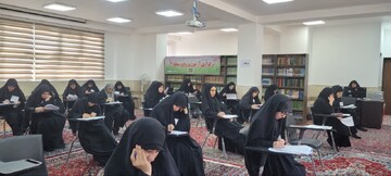 تصاویر/برگزاری آزمون ورودی حوزه‌های علمیه خواهران در مدارس علمیه استان مرکزی