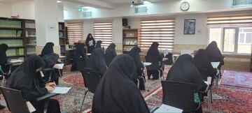 تصاویر/برگزاری آزمون ورودی حوزه‌های علمیه خواهران در مدارس علمیه استان مرکزی