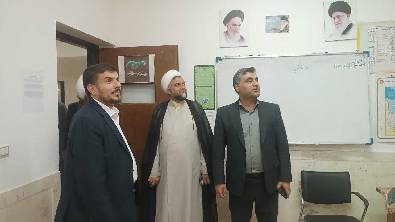  بازدید فرماندار و نماینده مردم شهرستان‌های نهبندان و سربیشه در مجلس از حوزه علمیه خواهران نهبندان 