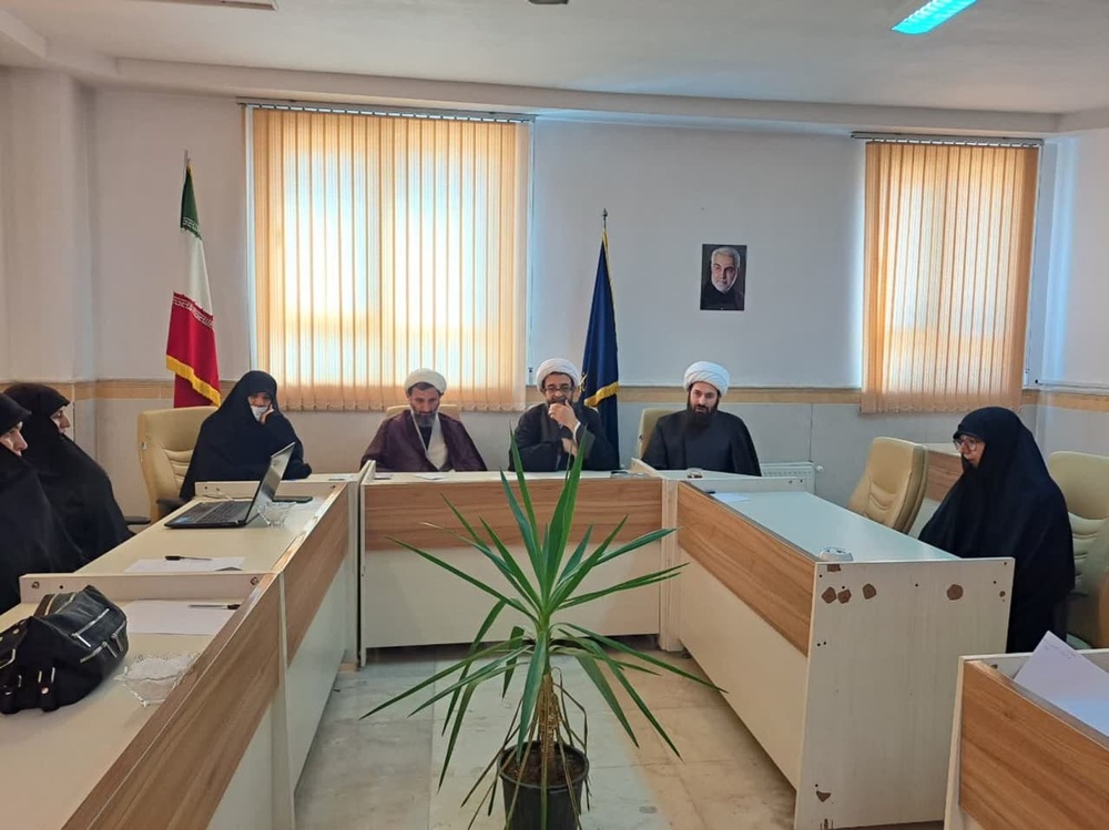 برگزاری نشست مدیر مرکز حوزه های علمیه خواهران کشور و هیئت همراه با کادر مدارس علمیه استان ایلام