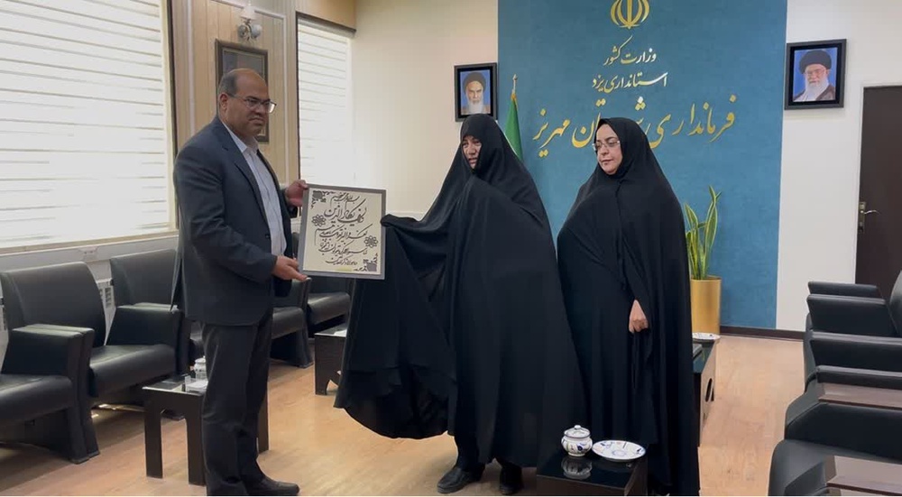 تقدیر مدرسه علمیه الزهرا(س) مهریز از فرماندار در هفته دولت 