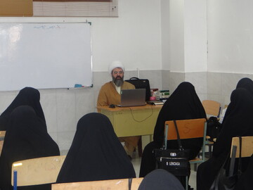 تصاویر/برگزاری کارگاه آموزشی افزایش مسئولیت پذیری اجتماعی ویژه کادر مدارس علمیه استان مرکزی