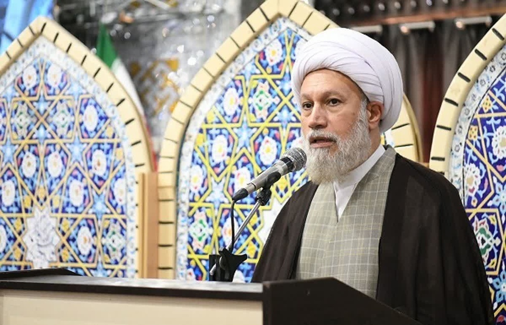 علما و روحانیون مسیر سعادت مردم را روشن می‌کنند