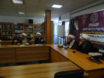 تصاویر/هم اندیشی مدیران مدارس علمیه استان مرکزی با حجت الاسلام و المسلمین فاضل