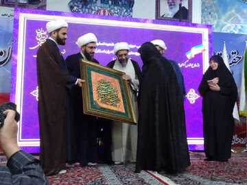 آغاز سال تحصیلی حوزه علمیه خواهران اصفهان در جوار قبور شهدا و علما