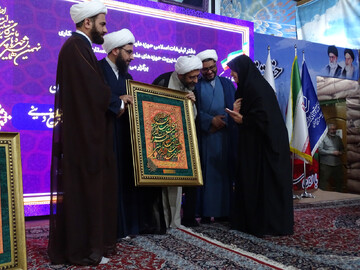 آغاز سال تحصیلی حوزه علمیه خواهران اصفهان در جوار قبور شهدا و علما