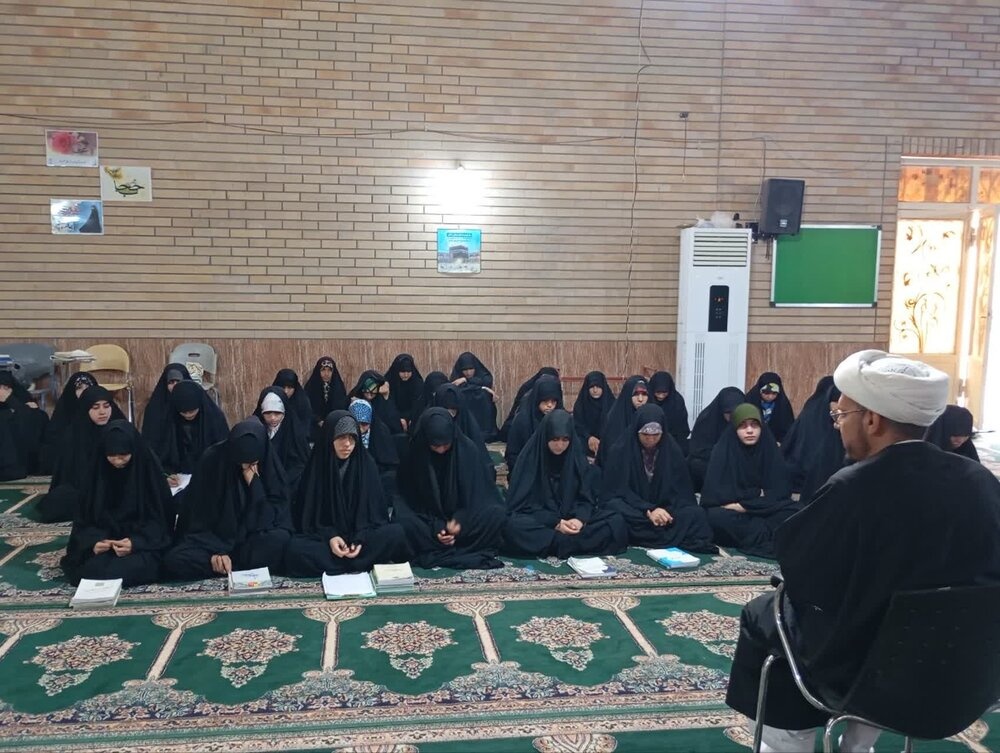 در جنگ نرم طلاب مسئولیت دفاع از اعتقادات مردم را بر عهده دارند