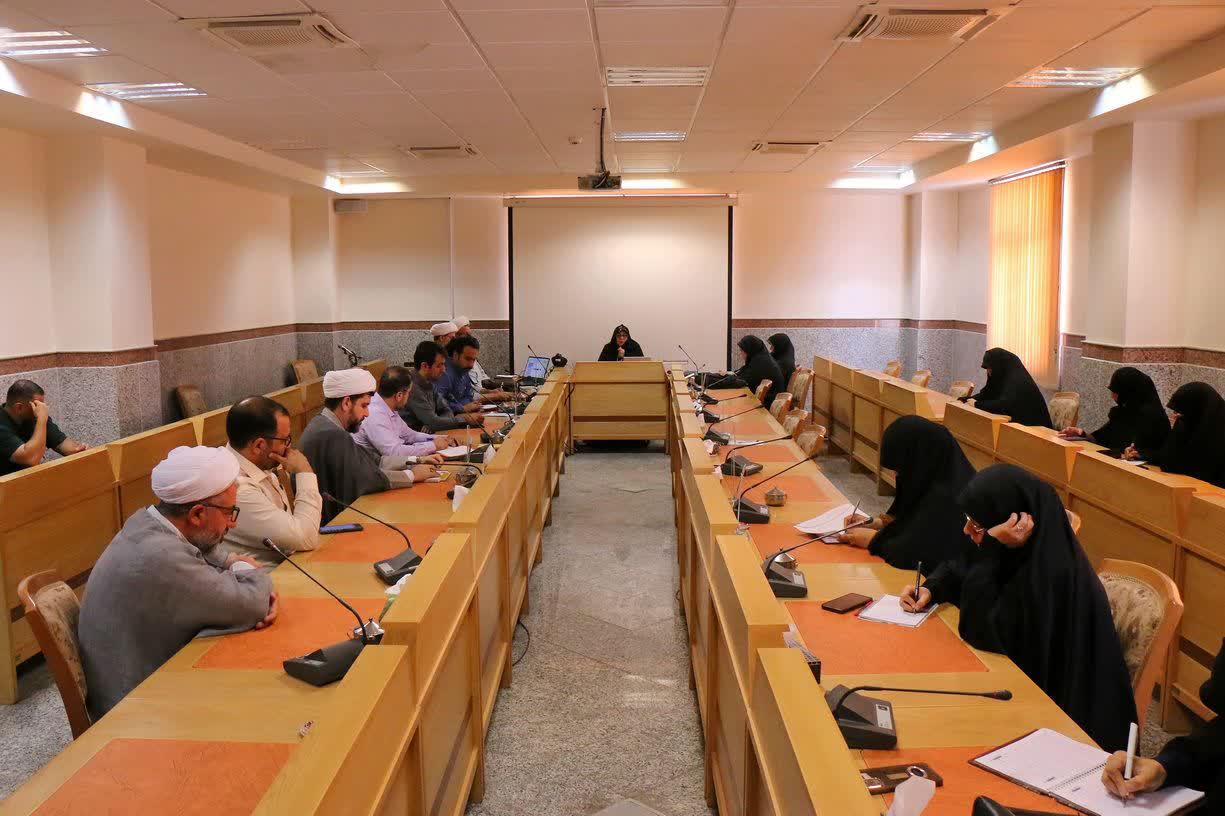 آغاز تدریس اندیشه اخلاقی امام خمینی(س) توسط رئیس انجمن علمی عرفان اسلامی ایران+ تصاویر