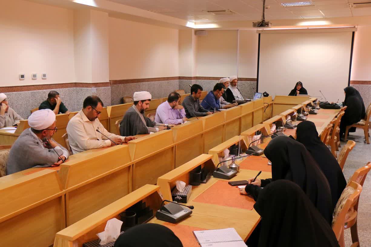 آغاز تدریس اندیشه اخلاقی امام خمینی(س) توسط رئیس انجمن علمی عرفان اسلامی ایران+ تصاویر