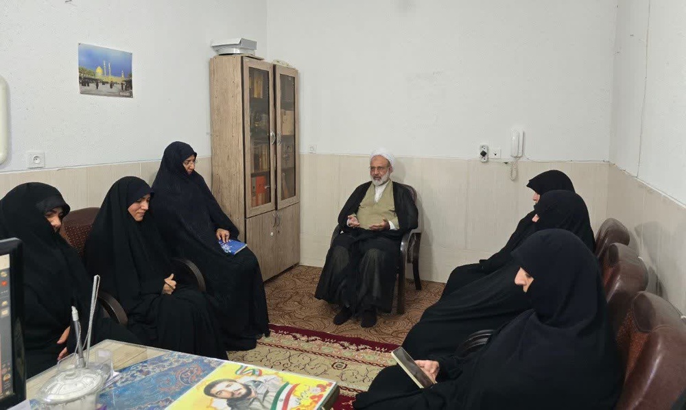 نشست هم‌اندیشی مدیر حوزه خواهران یزد با کارکنان مدرسه ریحانه الرسول(س) یزد