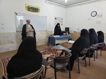 بررسی دغدغه‌های آموزشی در بازدید مدیر حوزه علمیه خواهران یزد از مدرسه فاطمیه اشکذر