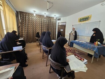 بررسی دغدغه‌های آموزشی در بازدید مدیر حوزه علمیه خواهران یزد از مدرسه فاطمیه اشکذر