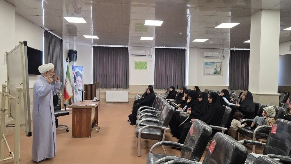 راه نجات و سعادت را باید در کلام اهل‌بیت(ع) جستجو کرد