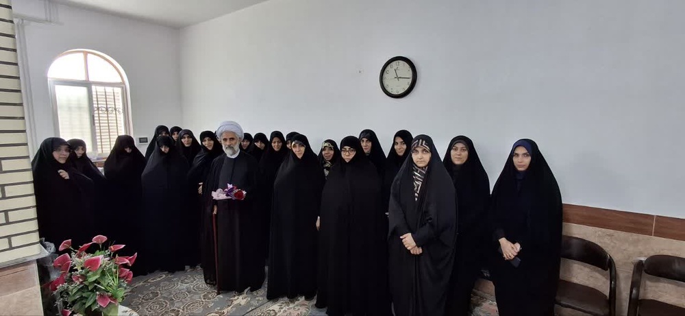 نشست تخصصی کارکنان با حجت الاسلام و المسلمین ترابی مدیر مرکز اسلام شناسی در هامبورگ 