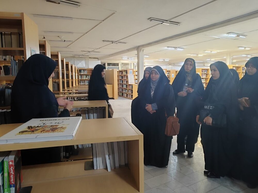 بازدید علمی طلاب مدرسه علمیه تخصصی فاطمیه کرمان از کتابخانه مسجد جامع کرمان