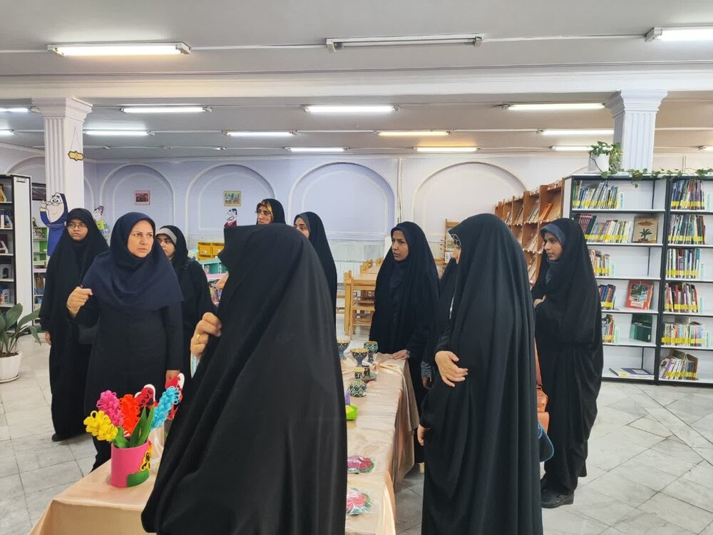 تصاویر/ بازدید علمی طلاب مدرسه علمیه تخصصی فاطمیه کرمان از کتابخانه کرمان