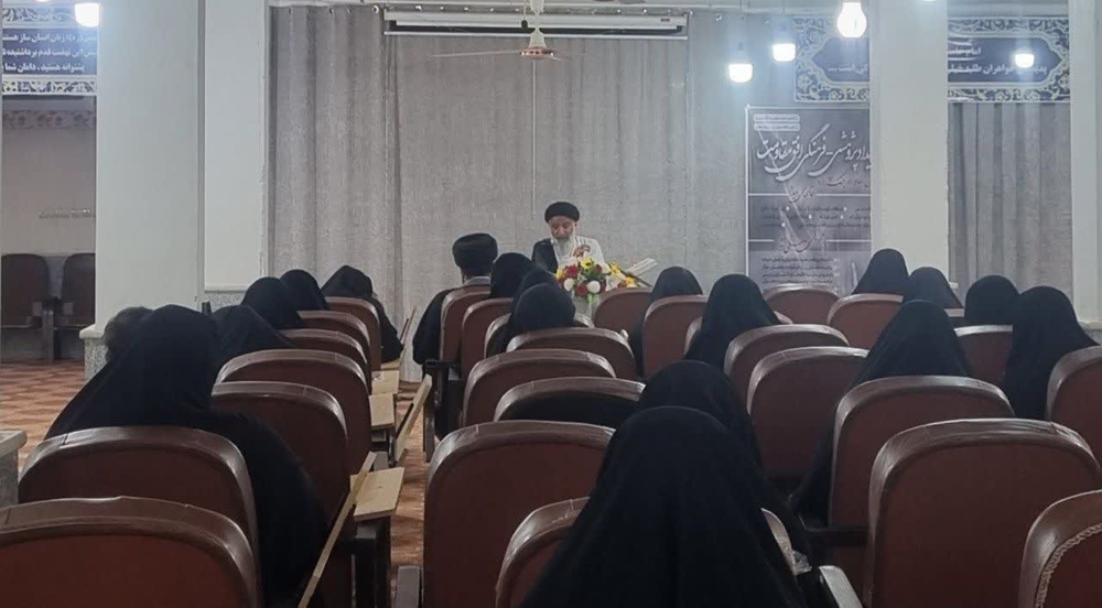 برگزاری جلسه اخلاق با حضور نماینده ولی‌فقیه در استان خوزستان در مدرسه بندرماهشهر
