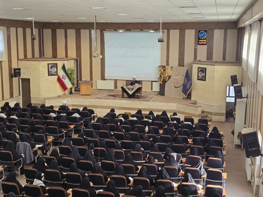 طلبه باید مرزبان حماسه جاوید در برابر هجمه‌های فرهنگی باشد