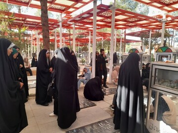 به مناسبت آغاز هفته فرهنگی، طلاب مدرسه علمیه فاطمه‌الزهرا‌(س) در اردوی زیارتی ـ فرهنگی به گلزار شهدای گمنام و مرقد مطهر امام خمینی‌(ره) و حرم شاه‌عبدالعظیم حسنی (ع)حضور یافتند.