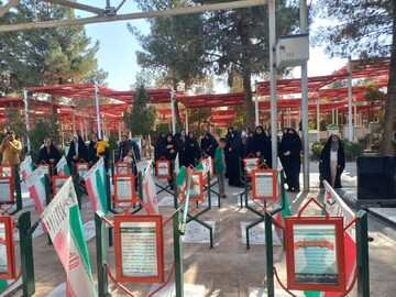 به مناسبت آغاز هفته فرهنگی، طلاب مدرسه علمیه فاطمه‌الزهرا‌(س) در اردوی زیارتی ـ فرهنگی به گلزار شهدای گمنام و مرقد مطهر امام خمینی‌(ره) و حرم شاه‌عبدالعظیم حسنی (ع)حضور یافتند.