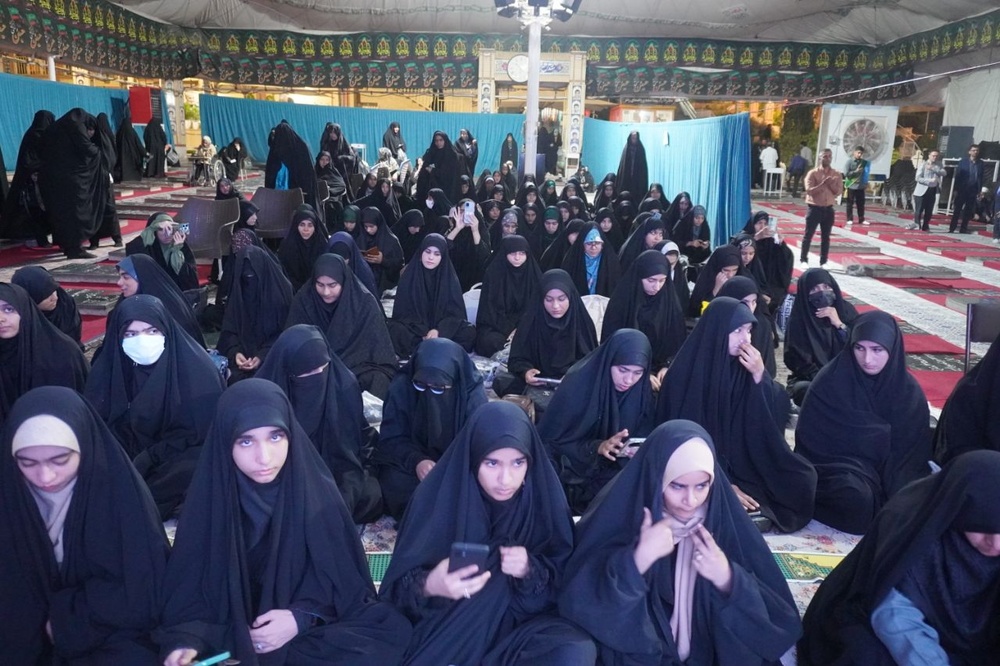 طلیعه حضور طلاب مدارس علمیه خواهران کرمان در گلزار شهدای کرمان