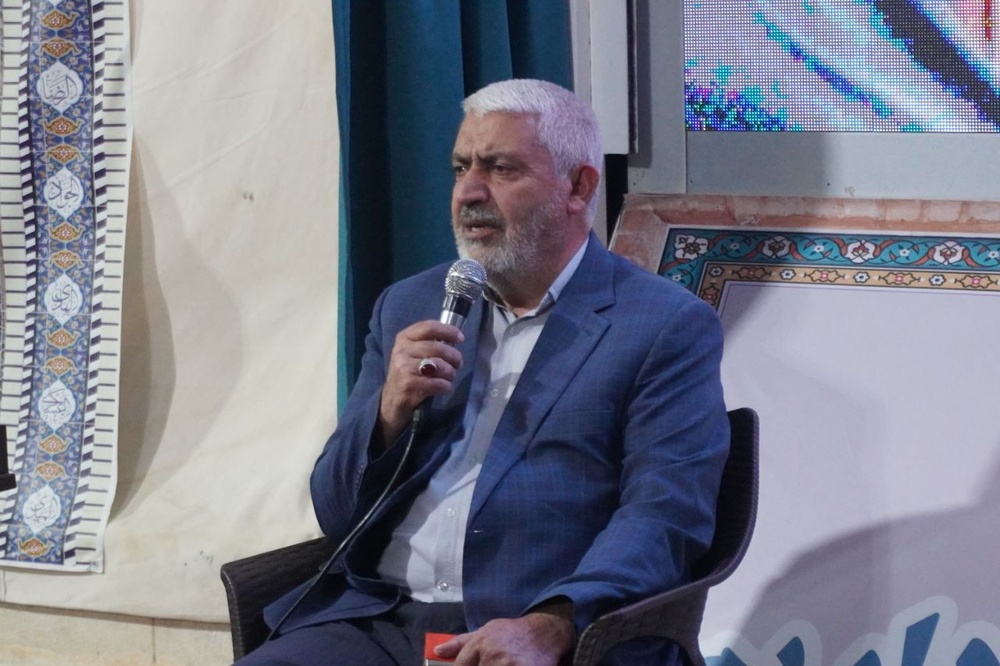 طلاب با تحصیل، تلاش و پوشش مناسب، مردان بزرگی برای آینده جهان اسلام تربیت کنند