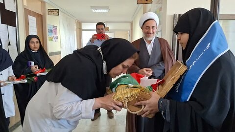 تصاویر/ تقدیر از پرستاران ماهان با حضور امام جمعه و مسئولین مدرسه علمیه الزهرا(س) ماهان