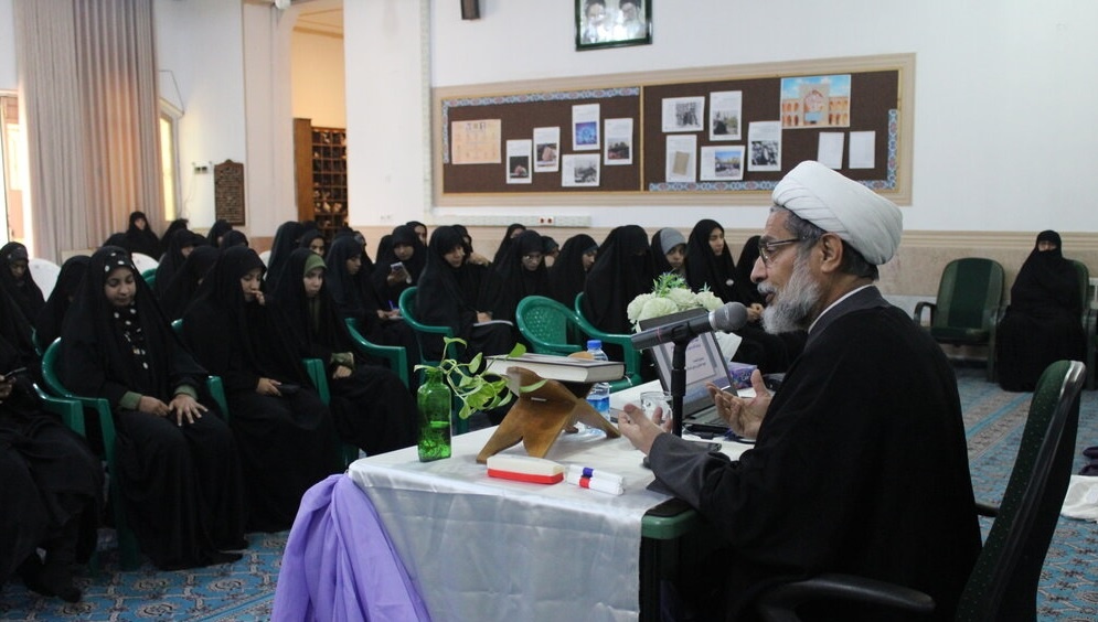 هدف آرمانی حوزههای علمیه ترویج عبودیت است