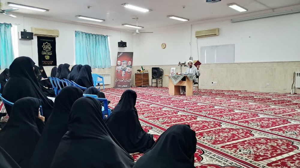 حوزه علمیه باید خط مقدم مبارزه با باطل و الگوی بصیرت باشد