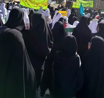 حضور  مدیر و طلاب حوزه علمیه خواهران استان یزد در راهپیمایی یوم‌الله ۱۳ آبان