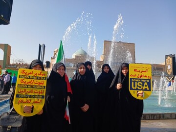 حضور  مدیر و طلاب حوزه علمیه خواهران استان یزد در راهپیمایی یوم‌الله ۱۳ آبان