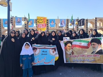 حضور  مدیر و طلاب حوزه علمیه خواهران استان یزد در راهپیمایی یوم‌الله ۱۳ آبان