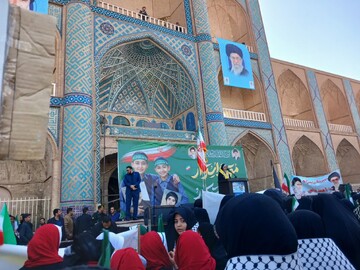 حضور  مدیر و طلاب حوزه علمیه خواهران استان یزد در راهپیمایی یوم‌الله ۱۳ آبان