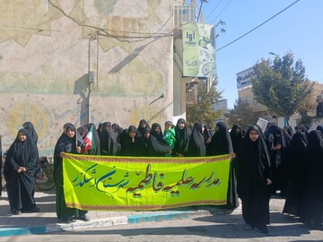 حضور  مدیر و طلاب حوزه علمیه خواهران استان یزد در راهپیمایی یوم‌الله ۱۳ آبان